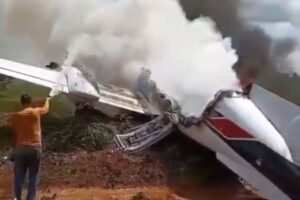 aviao-tem-pane-e-pega-fogo-apos-pouso-forcado