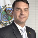 Flávio Bolsonaro: o direito de contestar não autoriza se declarar presidente